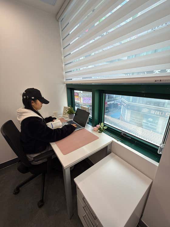 해운대장산역점 1인실에서 업무를 보는 모습